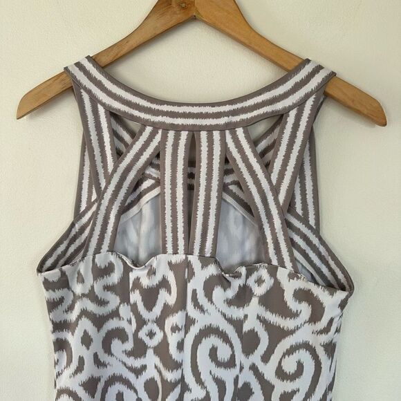 Gretchen Scott Designs Women’s Isosceles Arabesque Taupe and White Sleeveless Je - Picture 6 of 10